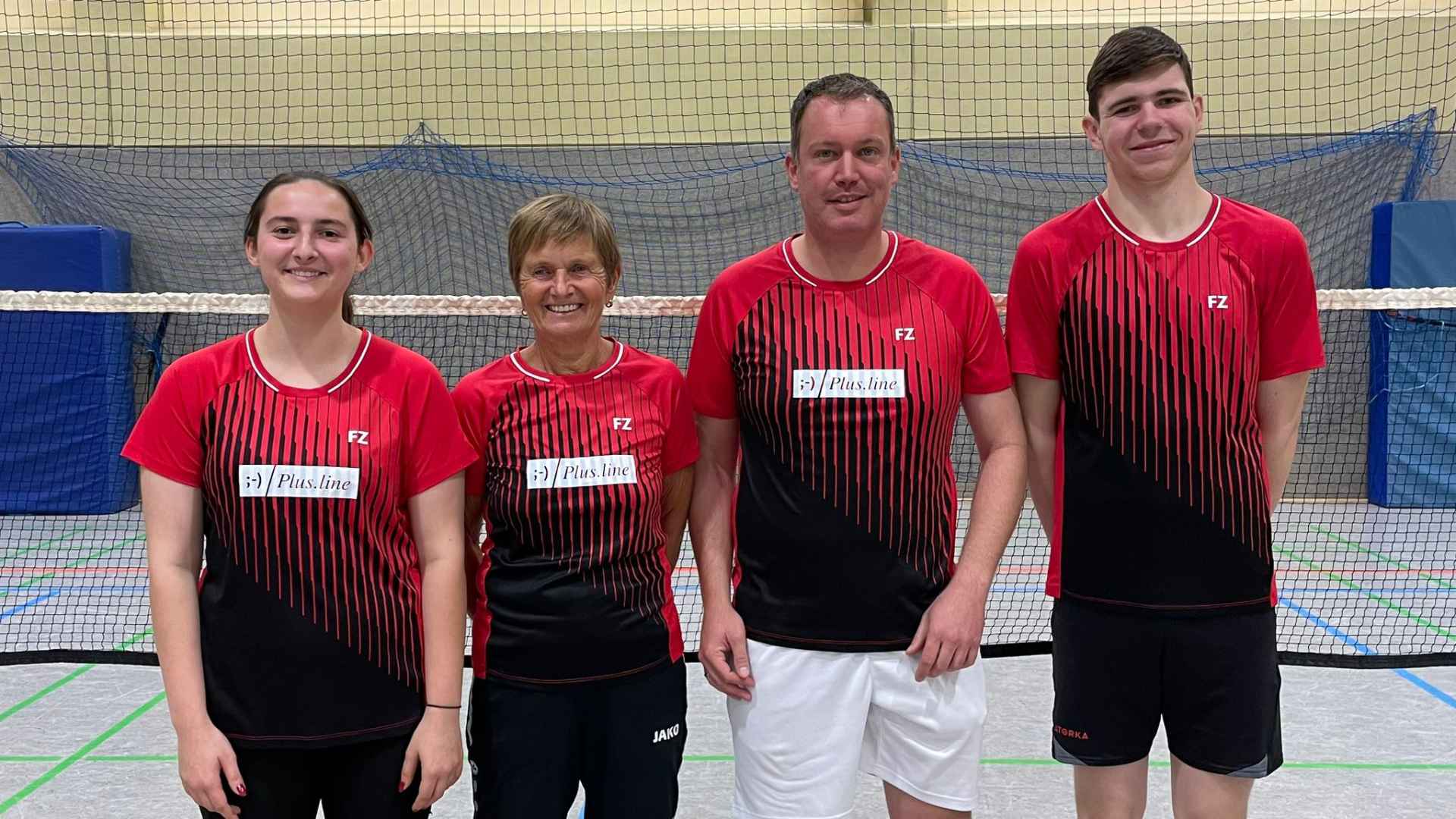 Gruppenfoto der Rot-Weiss Walldorf Badminton Jugendmannschaft mit Trainer Maurizio Battaglia